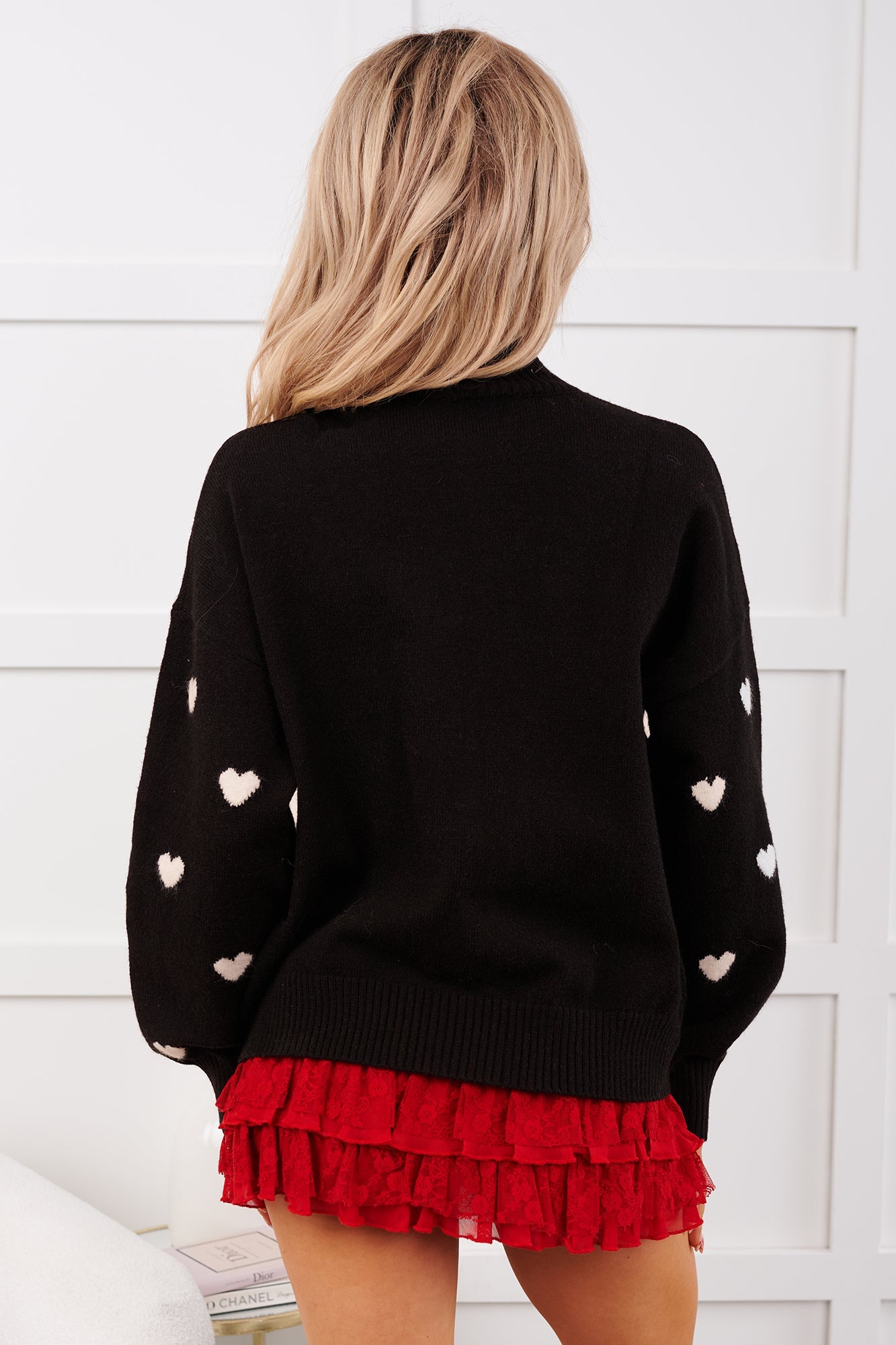 Love Conquers Heart Print Knit Sweater (Black/White)