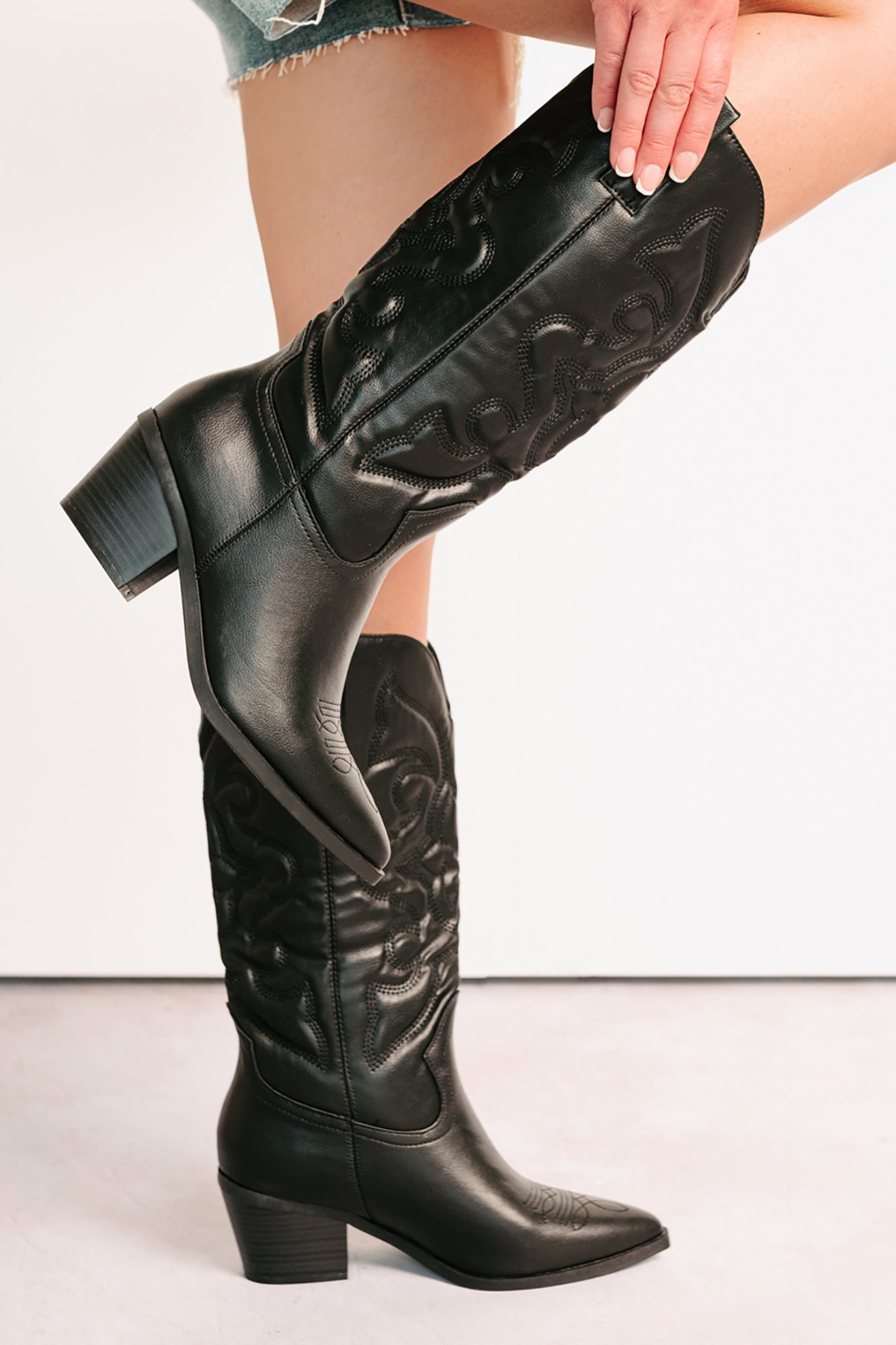 Cowgirl Glow Pointed Toe Western Boots (Black)